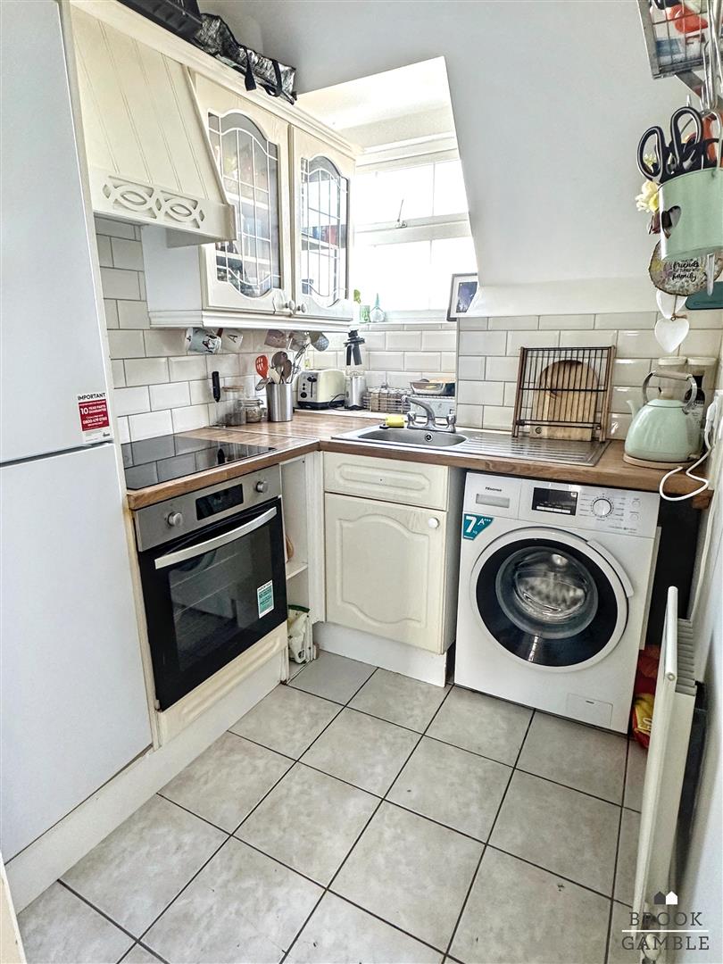 2 Bedroom Apartment - Purpose Built. Sussex Mansions in Eastbourne, East Sussex 6